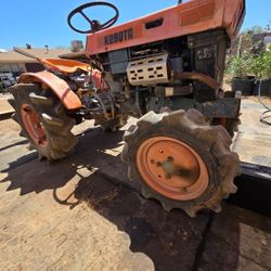 Kubota b6000 4x4 Yard Tractor 