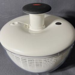 OXO Large White Salad Spinner With Spinner Lock And Spin Brake Works Great cash pick up firm price