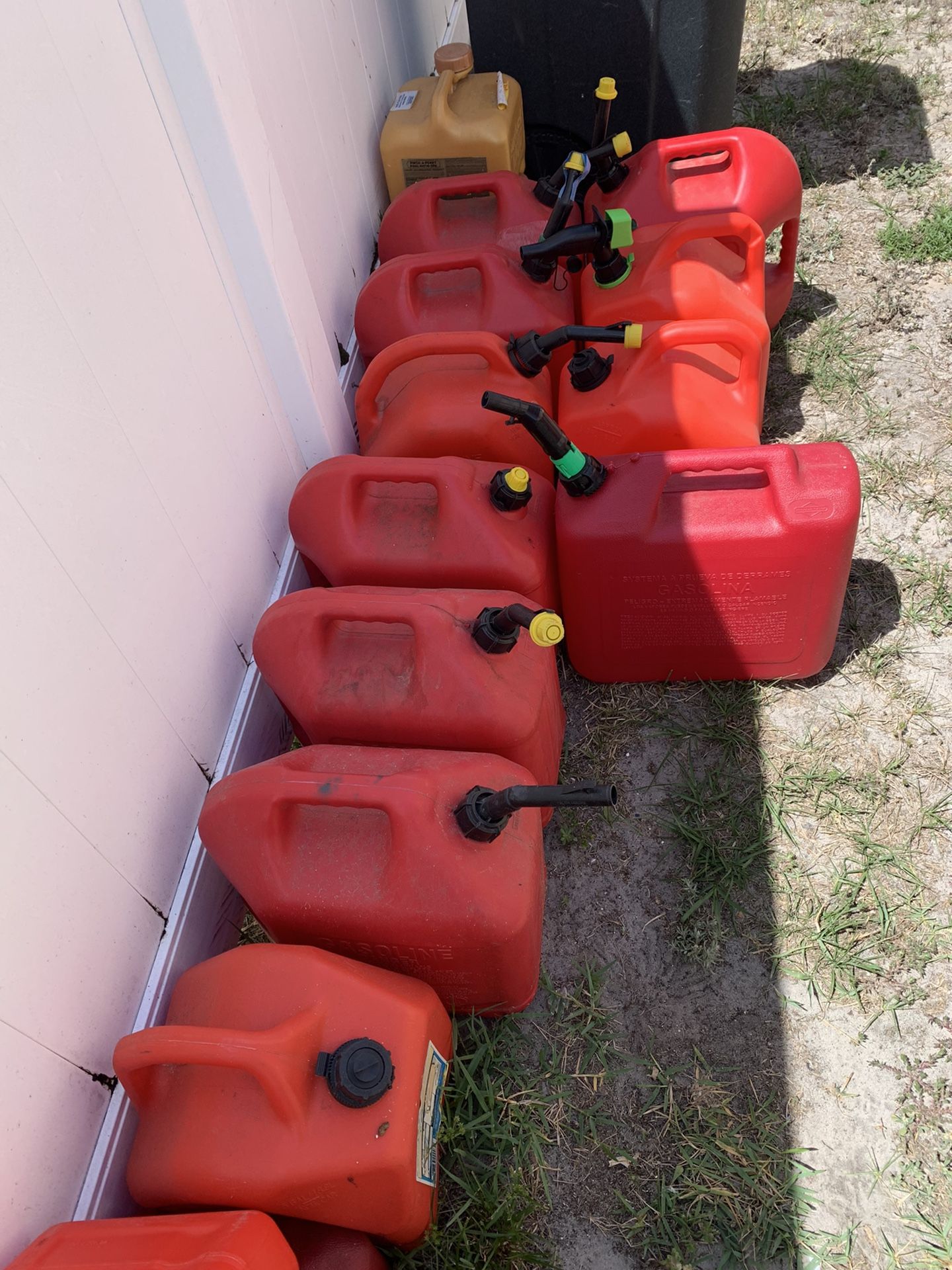Gas Cans And Prpane Tanks---Read Under Discription