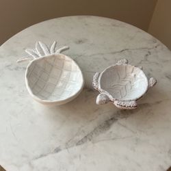 Set of two small decor dishes
