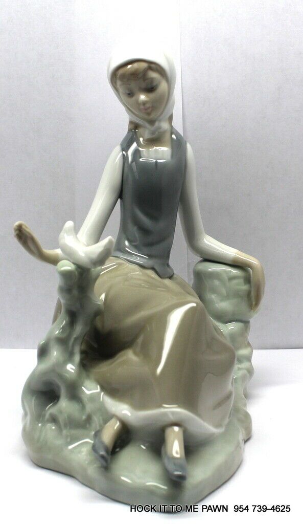 Lladro "Shepherdess With Dove" Figurine #4660 ~ Gloss Finish