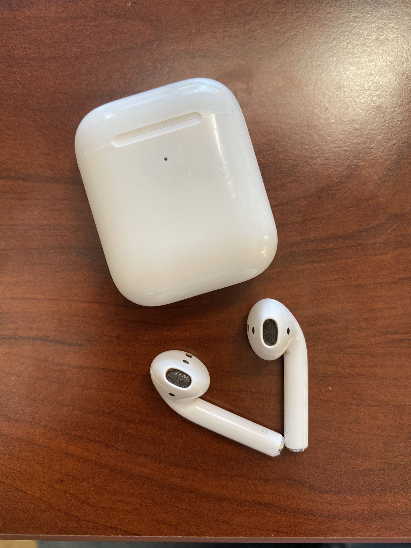 AirPods 2 with wireless charging case