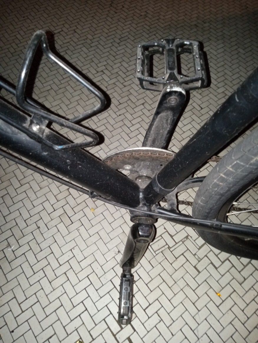 Black Raleigh Redux 2 Road Bike