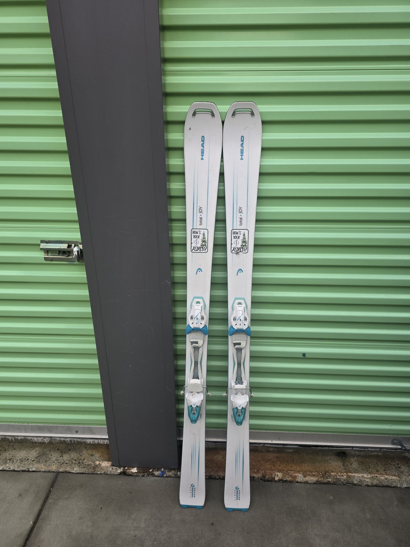 Head skis total joy libra Graphene ( enhanced graphite) excellent condition white with Bindings and poles
*no still available questions *