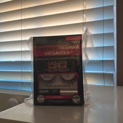 new comes with four in box lashes!