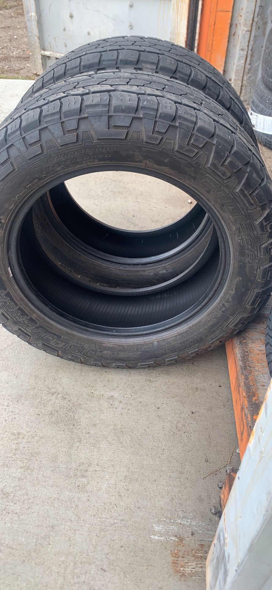 LT 275/60R20 (2tires)