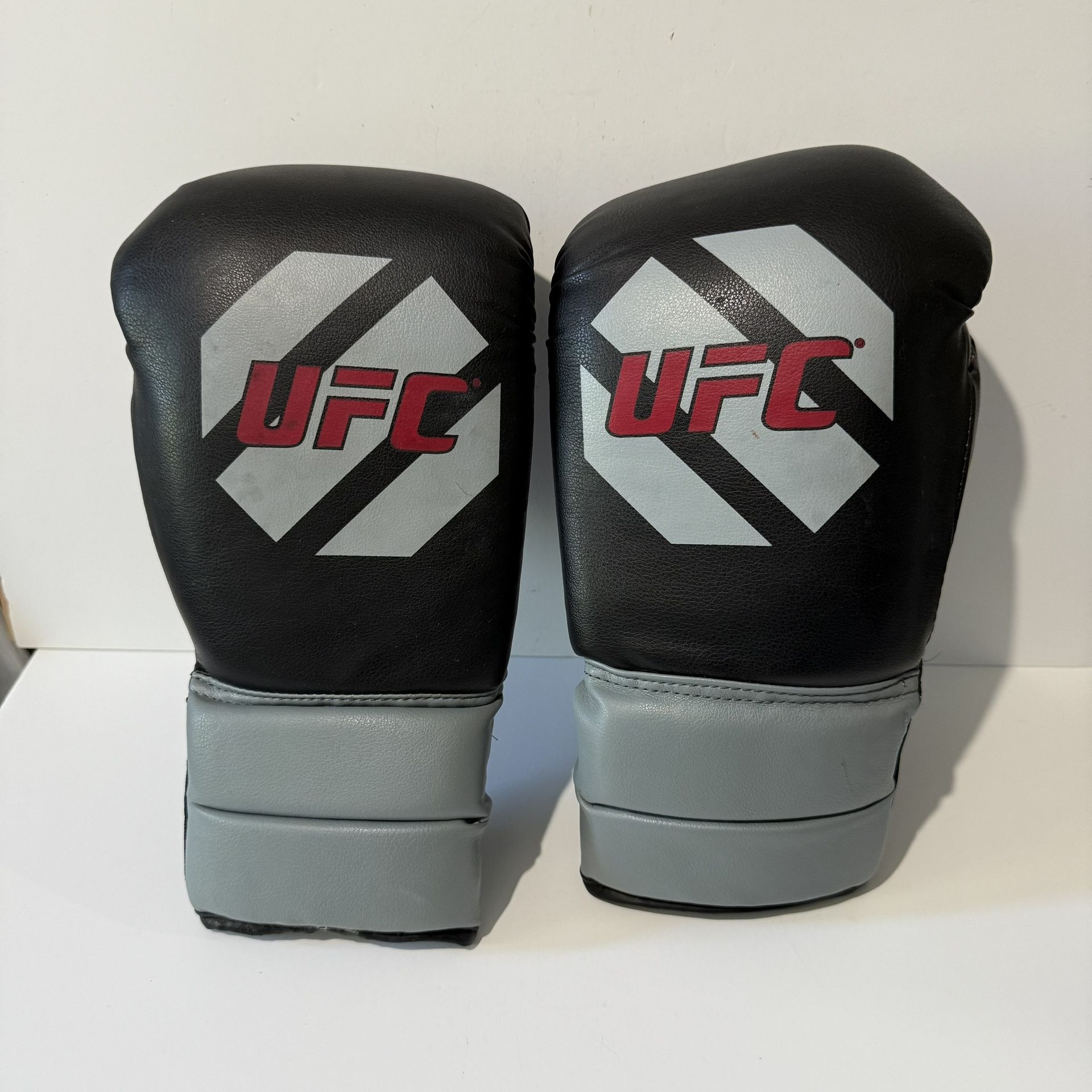 UFC 14oz Boxing MMA Kickboxing Gloves Men/Women Black 2012 Preowned Read Below!