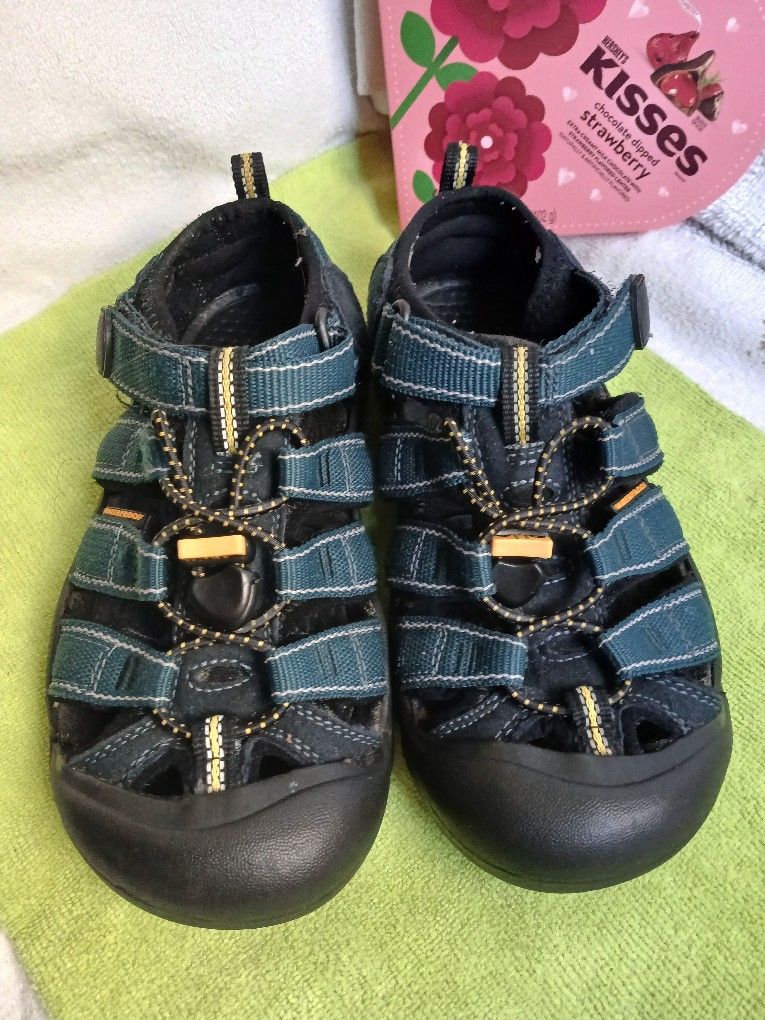 Keen kids Newport H2 Size 2 Closed Toe Water Sandal, footwear Teal BLUE Closed Toe