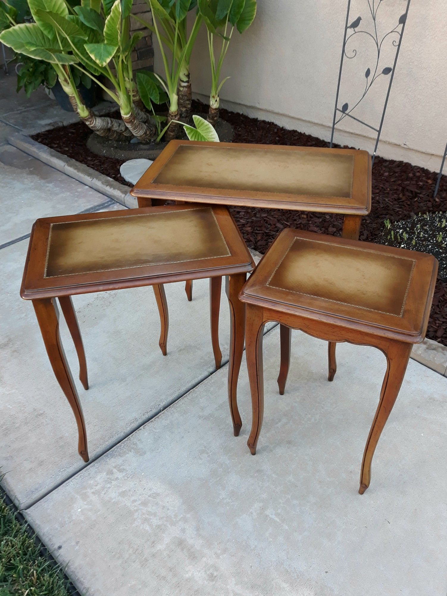 BEAUTIFUL VINTAGE 3PC. LEATHER INLAY TOPS NESTING TABLE SET