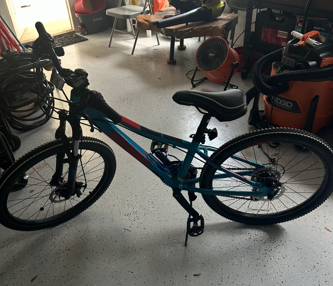 GIANT 27.5” Bike