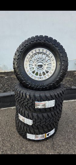 17" KMC w/ 33x12.50R17 Toyo MT tires