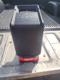 Milwaukee
M18 18V Lithium-Ion Cordless Wireless Bluetooth Jobsite Speaker (Tool-Only) Solo Se Provo 