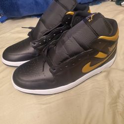 Jordan 1 Mid 