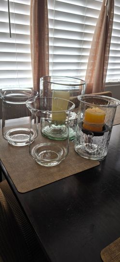 Glass Candle Holders Set of 4.                           Porta velas de vidrios