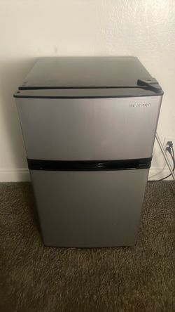 Brand new mini fridge 80$ obo