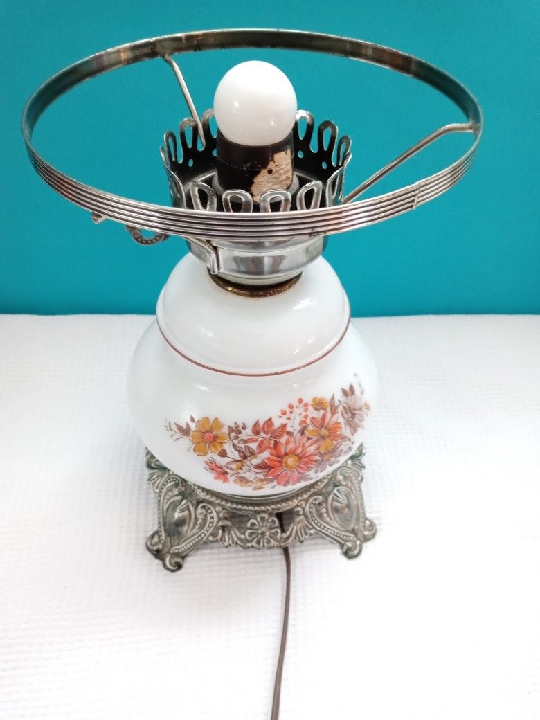 VINTAGE H.S. IND 1977 No. 718 Table Electric Lamp Milk Glass Globe