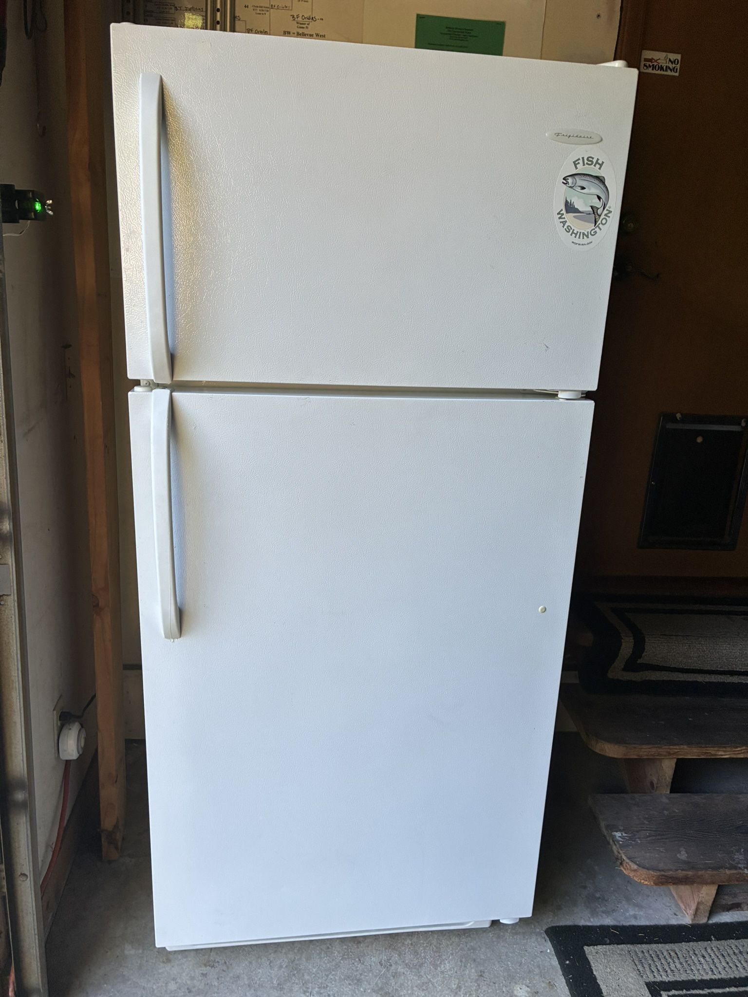 Fridgidaire 18.2 cf WHITE Refrigerator / Freezer