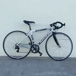FUJI ROAD BIKE /SIZES TIRES 700” /SIZE FRAME MEDIUM 