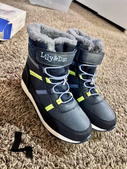 Kids boots size 4