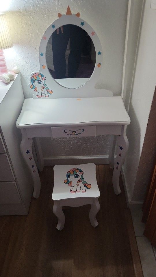 girl's dressing table