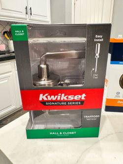 Kwikset Signature Series Trafford Hall & Closet Lever