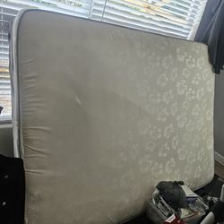 2 colchones queen.   2 queen mattresses