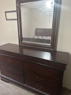 Traditional Dark Wood 6-Drawer Dresser with Matching Mirror