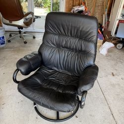 Black leather recliner chair in very good condition