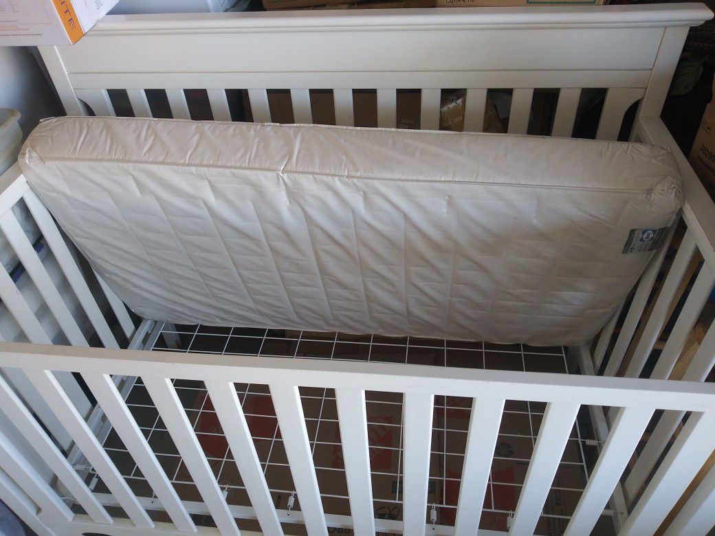 VERY CLEAN CRIB !!! EXCELLENT CONDITION!!