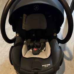 Maxi Cosi Car Seat + base / Stroller