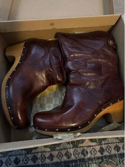 UGG BOOTS SIZE 8