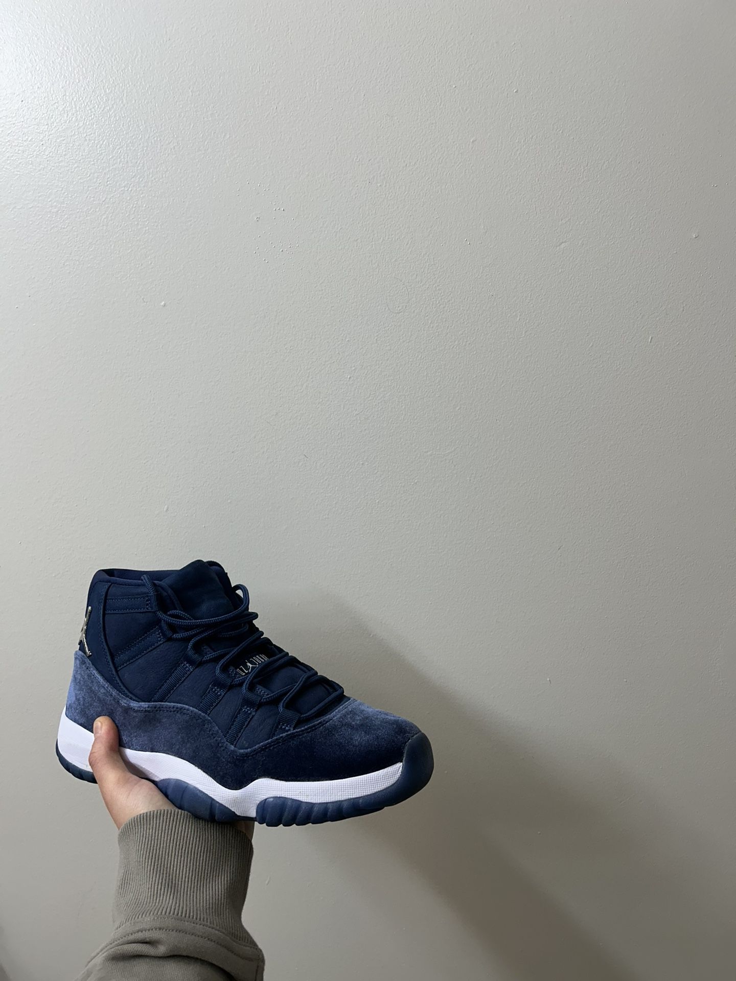 Jordan 11 Midnight Navy (Size 9)
