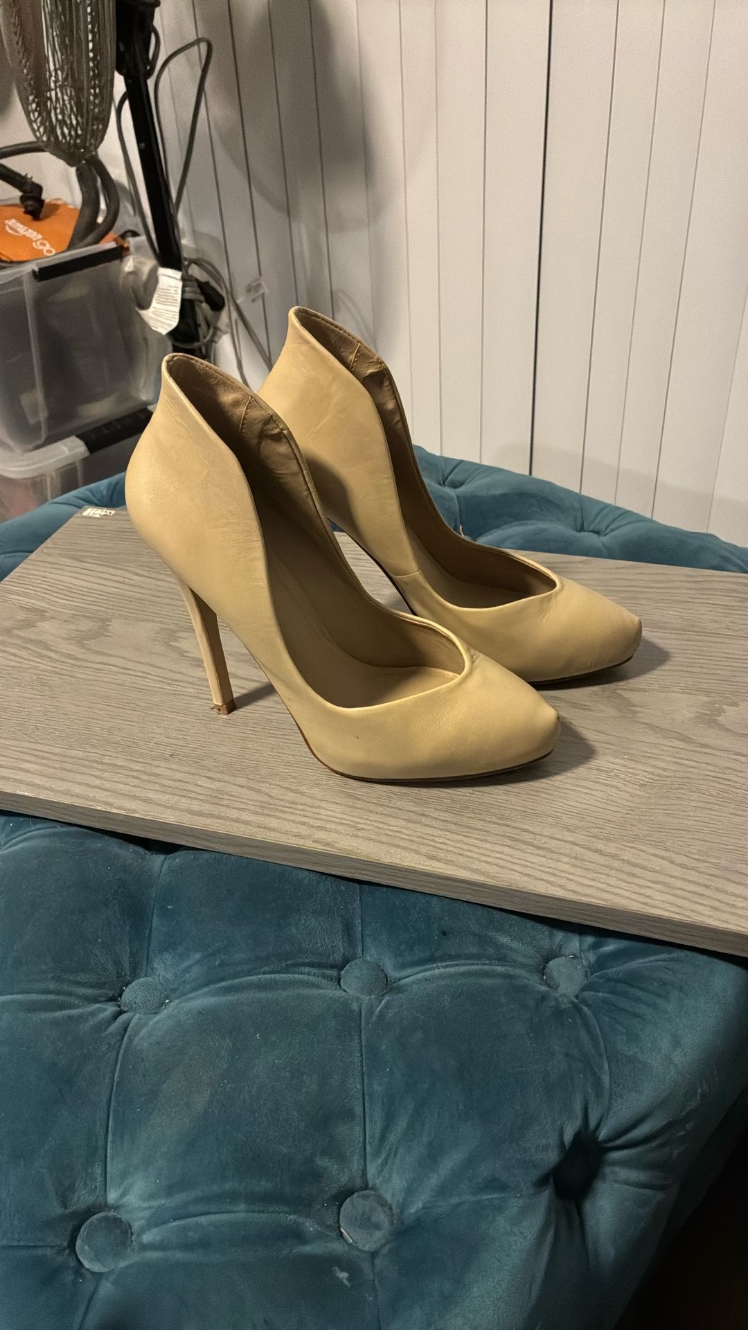 Aldo Women Size 8 beige, or nude