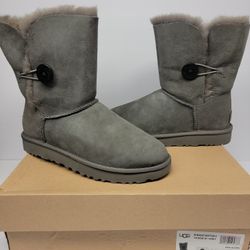 Ugg Bailey Button II Size 9