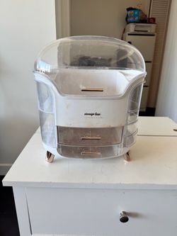 Free makeup organizer