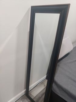 Excellent Condition hanging mirror and wall art