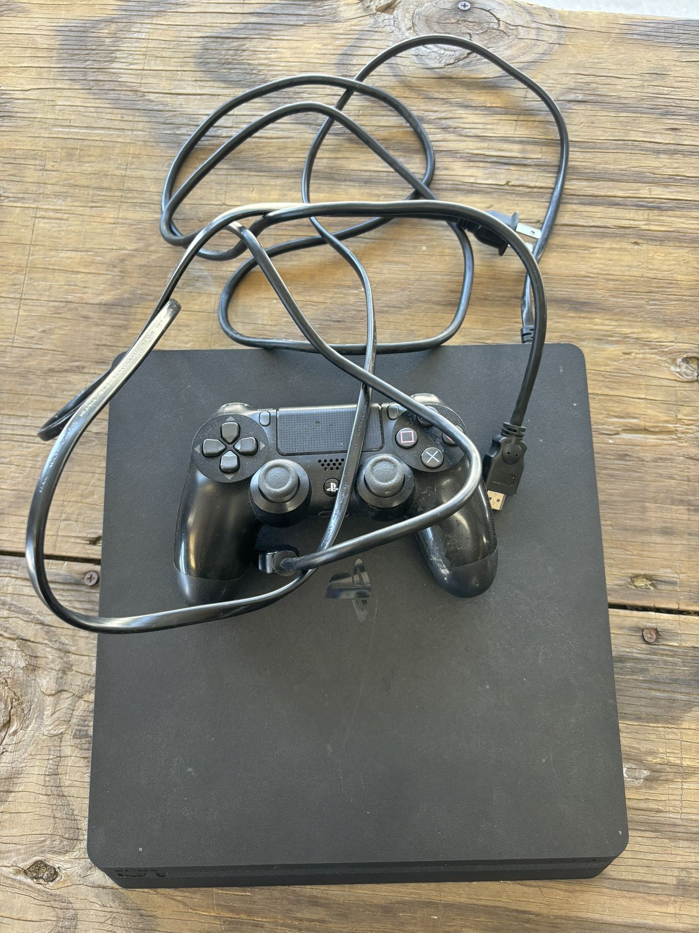 Ps4 Slim With Controller and Charger and Hdmi Cord