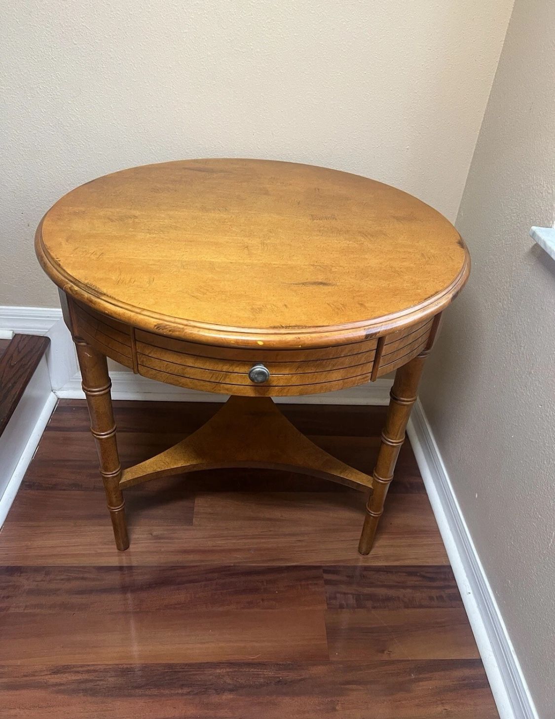 Lane ALTAVISTA Banded Single Drawer Round Accent End/ Side Table 27" Stunning! Used in good condition with minor cosmetic blemishes. These blemishes a