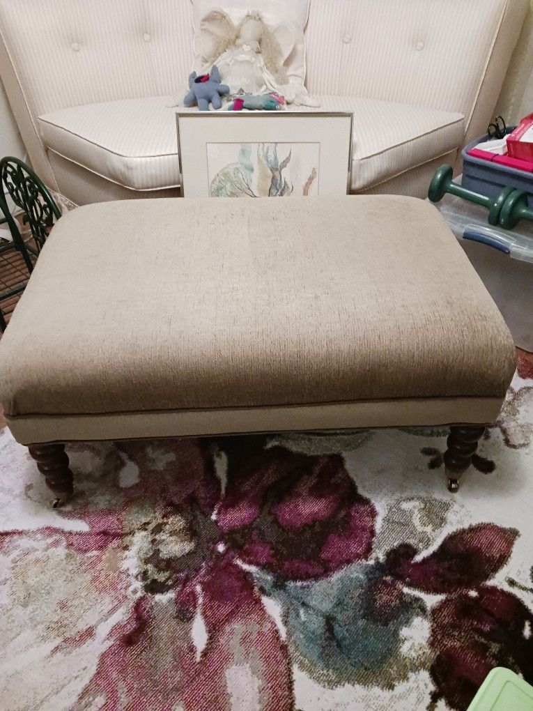 Beautiful Green/brown Ottoman With Wood Legs On Wheels.