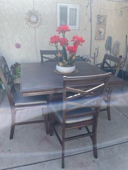 Comedor alto de 4 sillas muy bonito