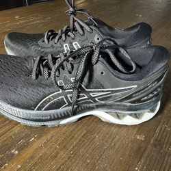 New Women’s Asics Running Shoe 