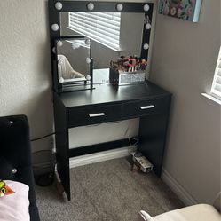 selling my vanity!message me to work down a price!!
