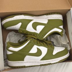 Medium olive dunks size 6-6.5