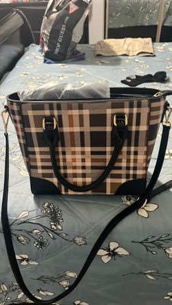 Bolsa de mano muy bonita  el color café con beige
