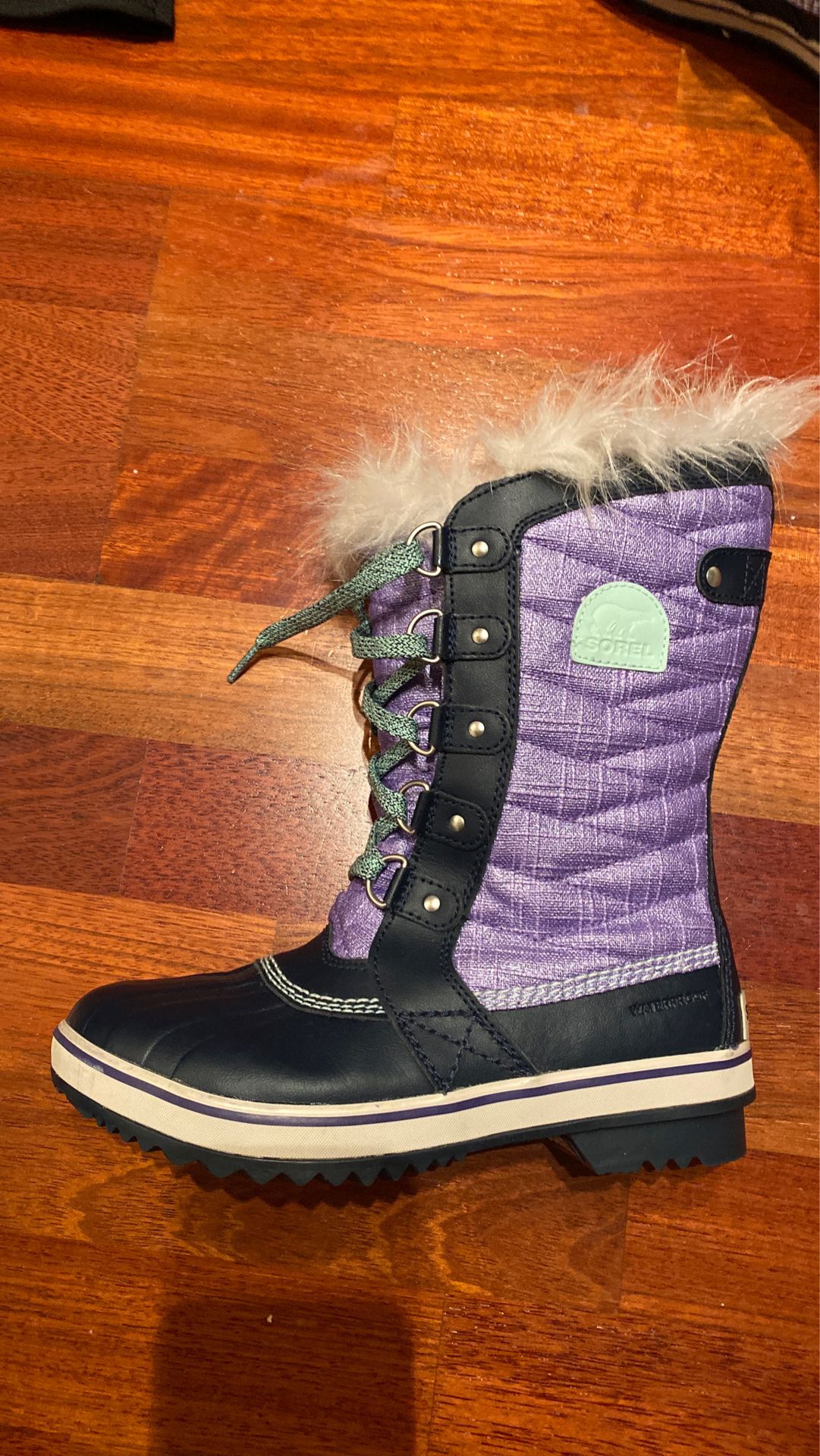 Sorel like new Girls Tofino boot. Barely used. Size 5.