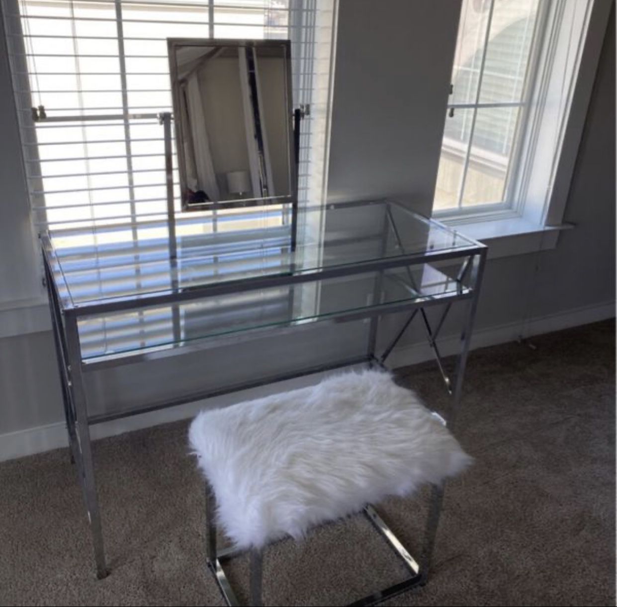 Mazzone vanity set wit mirror and stool..