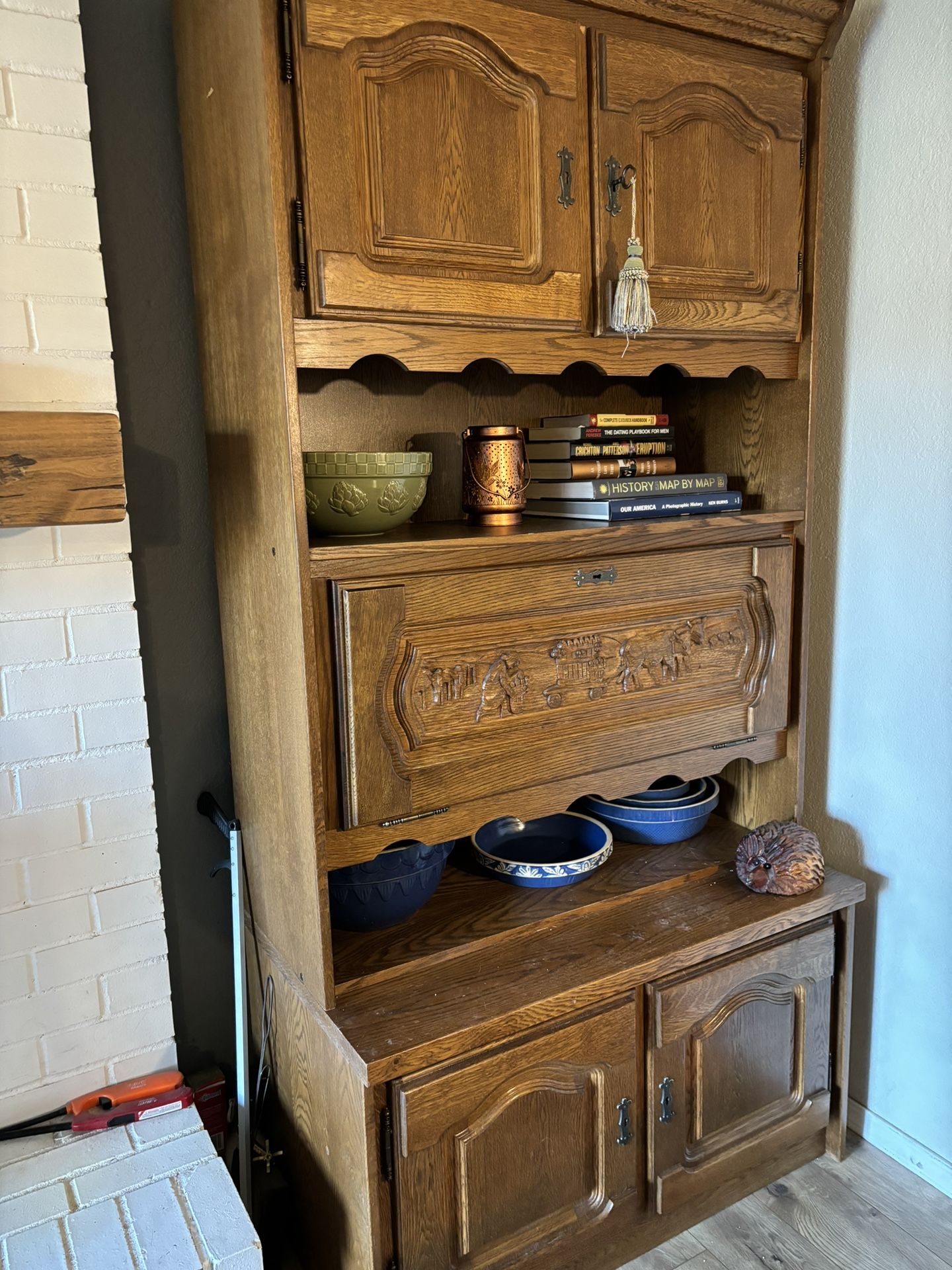 set of 2 bookshelves/storage hutch