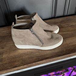 Women’s Beige Sz 7.5 (fits like an 8) ankle which boots