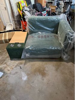 Sofa para una persona con mesita de lado para sus bebidas