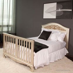 Bratt Decor Chelsea Collection Full Bed and Dresser